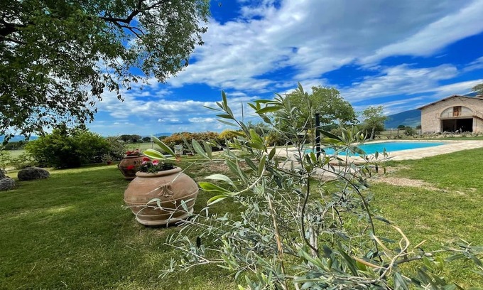Poreta Otro | Spoleto Biofarm - All Year pool + shops and bars