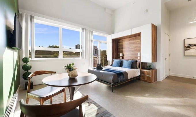 West End Apartamento | Premier Designer Studio in Central West End DT!