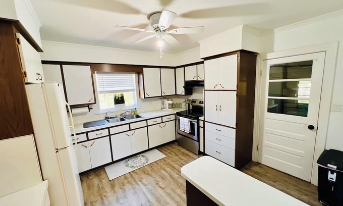 Longwood Casa | "Discover Longwood's Historic Gems: Cozy 3BR VRBO - Your Home Away!"