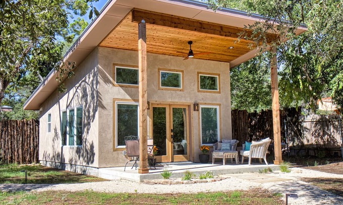 West Oak Hill Cabaña | Serene studio nestled in nature