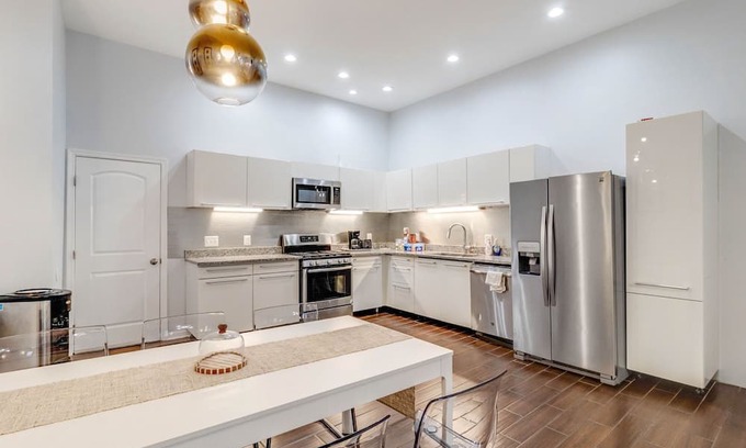 Downtown Baltimore Casa | Luxury Halal Home! 3 Minutes From John Hopkins University and Downtown Baltimore