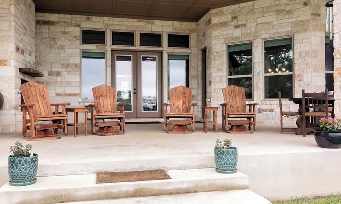 Willow City Cama Y Desayuno | Porter Haus: Rosewood | 1/1 King Suite, Breakfast Provided
