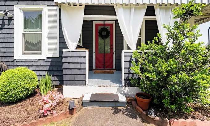 Port Ewen Casa | Mermaid Cottage with Hudson River Views