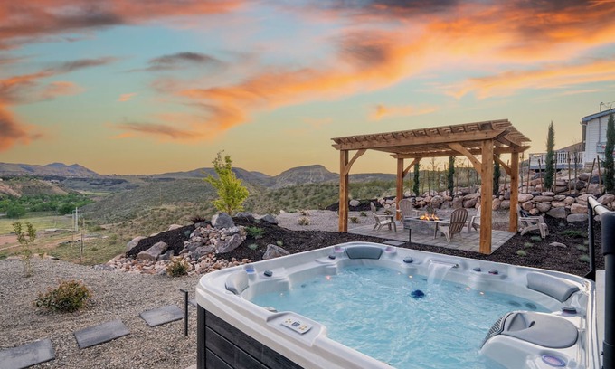 Toquerville Condominio | The Watchman by AvantStay | 20 Min to Zion | Hot Tub + View