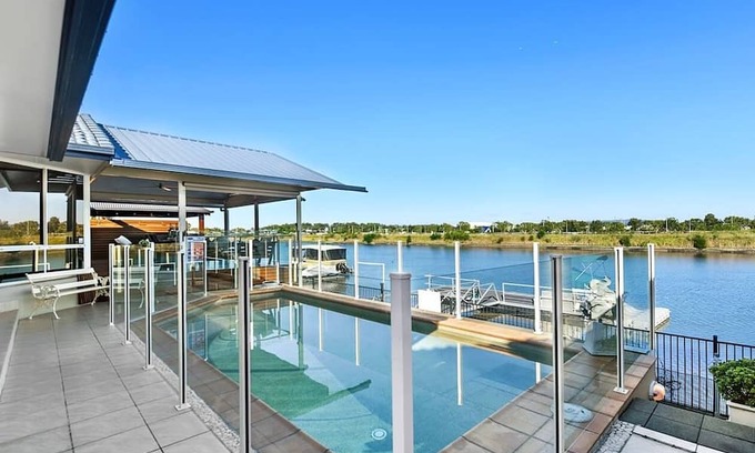 Biggera Waters Casa | Charming Oasis Waterfront Retreat Private pool