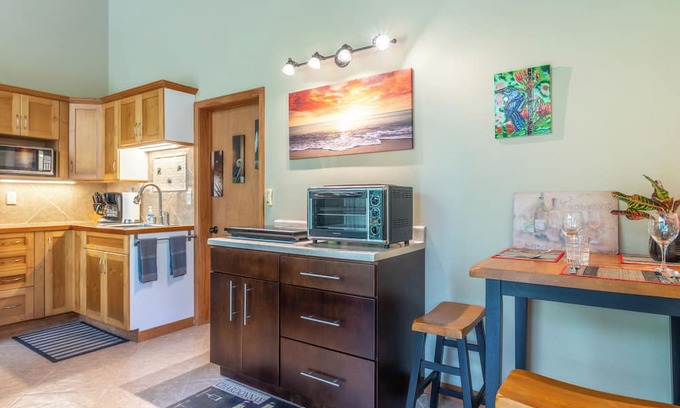 Leilani Estates Apartamento | Large private master suite with private entrance