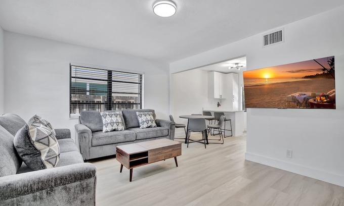 Tarpon River Casa | Updated 2/2 Close to Downtown