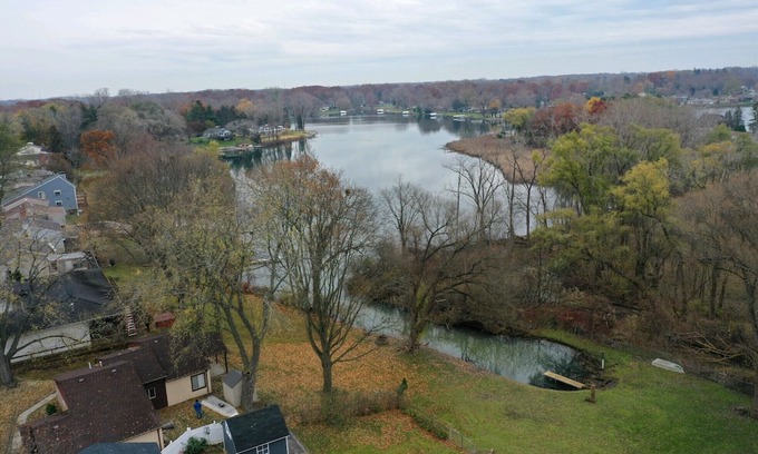 Drayton Plains Cabaña | Cottage with access to private lake.