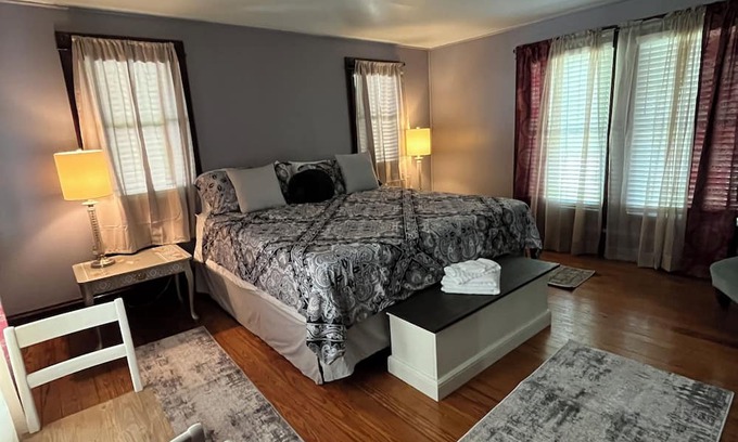Damascus Casa | King Room along VA Creeper Trail and AT Pet friendly
