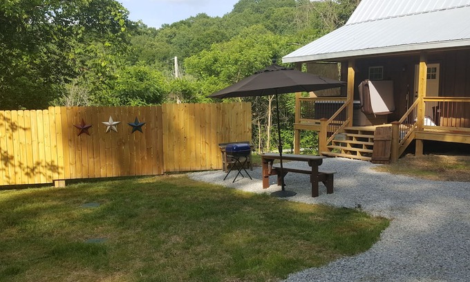 Nelsonville Cabina | The perfect location for the Hocking Hills, or Scenic Railway, of Nelsonville.