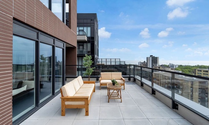 Parkdale Casa | Sunset View - Luxury 2BR - 5 min to Exhibition Place