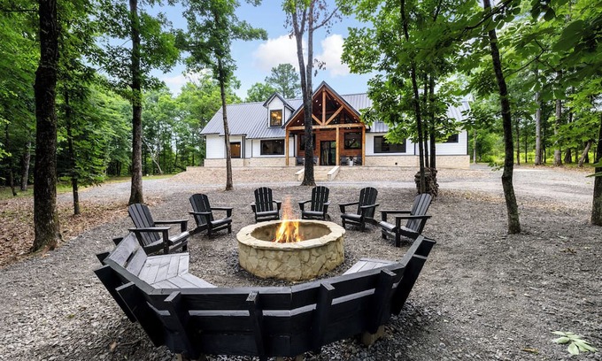 Broken Bow Cabina | Luxury Cabin Sleeps 16. Close to the Fun!