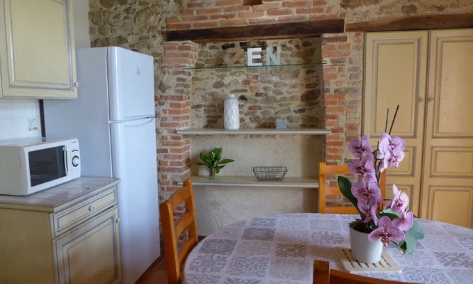Beaurepaire Casa | Holiday Home 'Gîte Les Castilles Près Puy Du Fou' with Shared Pool, Private Terrace and Wi-Fi