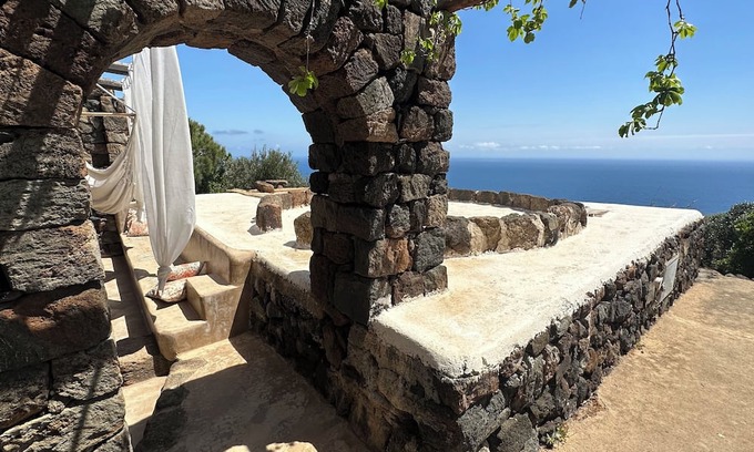 Pantelleria Casa | Masdar:il dammuso al sorgere del sole