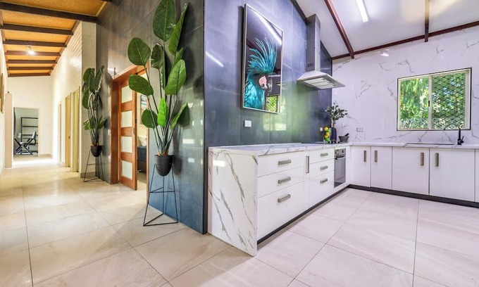 Karama Casa | LUX POOLSIDE ESCAPE in LARGE FAMILY HOME