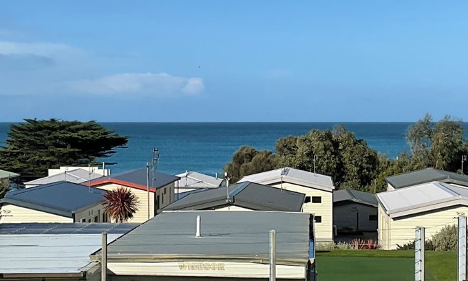 Apollo Bay Cabina | Modern bright seaside cabin in popular tourist park