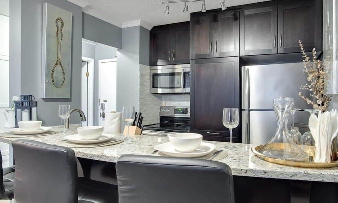 Eau Claire Apartamento | Stylish Downtown Condo with Wifi and Parking