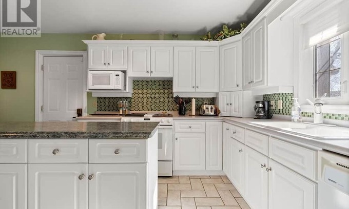 Boblo Island Casa | RIVERSIDE RESORT! A COZY WATERFRONT PARADISE