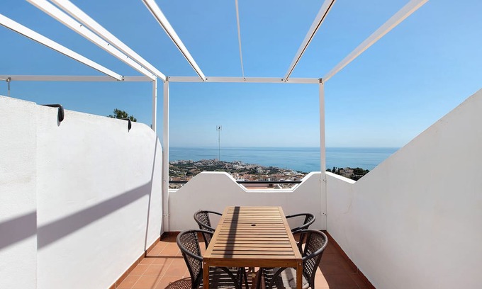 Benalmádena Apartamento | Apartment 'Penthouse with Sea View and Pool' with Shared Pool, Wi-Fi and Air Conditioning