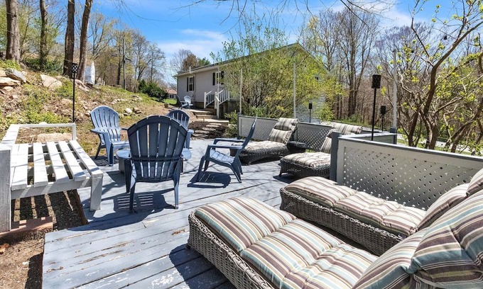Old Mystic Casa | Cozy Home near Downtown & Olde Mistick Village