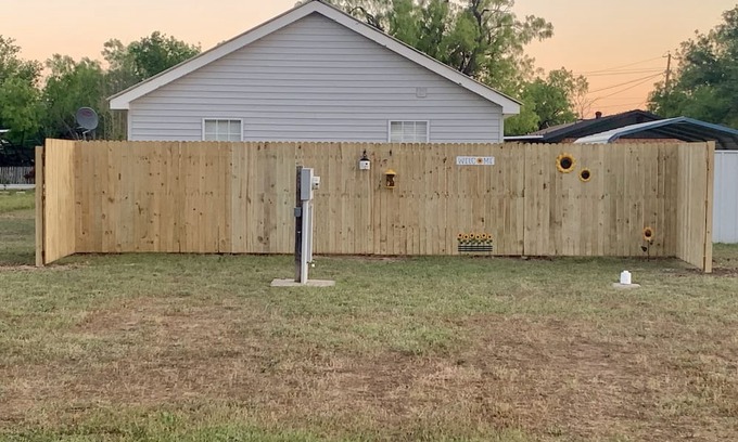 Ballinger Alquiler De RV | RV Hookup: 30 or 50 amp with sewer access for waste disposal.