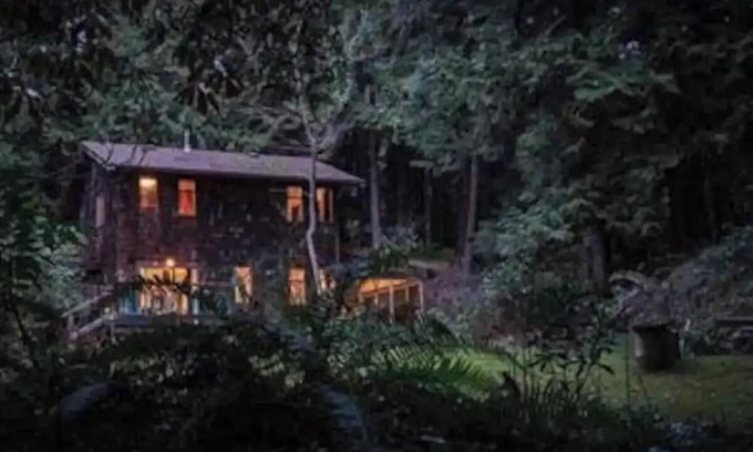 Roberts Creek Casa | Enchanted Creek Hideaway