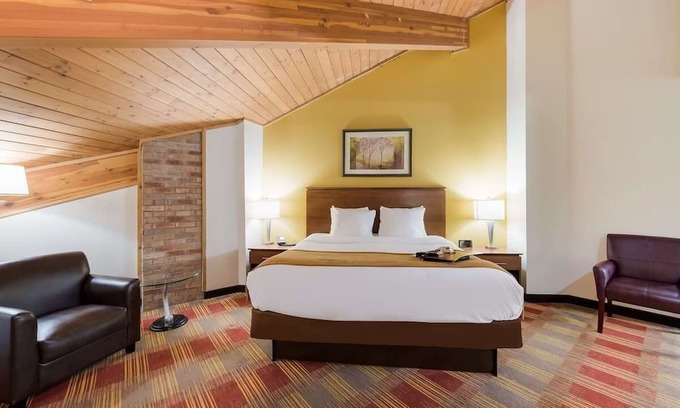 Hebron Casa | Family-Friendly Hotel with Pet-Friendly Rooms, Close to Midland Theatre