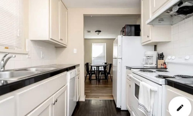 Capital View Casa | THE ROSE ON OAK!