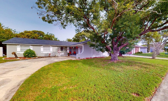 Casselberry Casa | Single-story home with community pool/tennis access, grill, patio, AC, & W/D