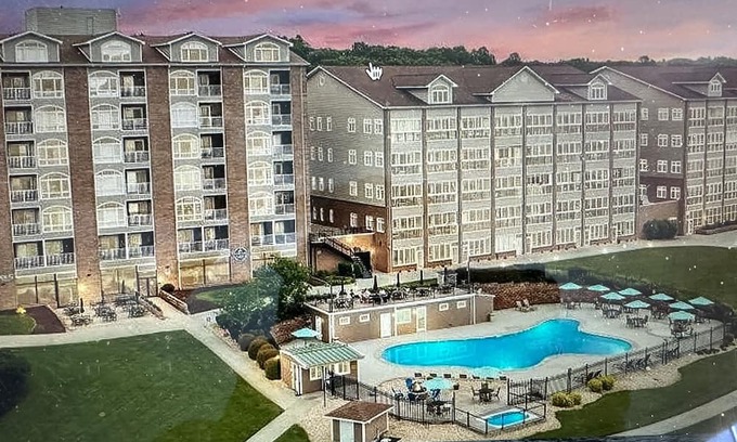 Huddleston Condominio | Cozy 2-bedroom waterfront condo with gorgeous view of lake and mountains.