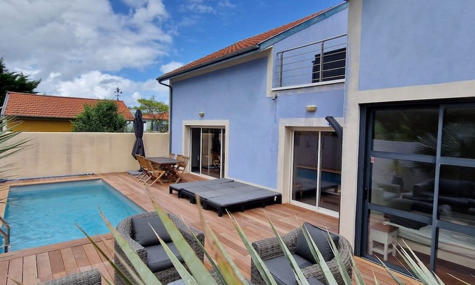 Port District Casa | Spacious house with swimming pool close to the beach