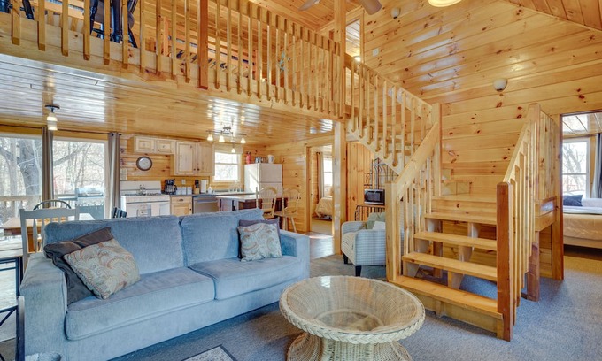 Weirs Beach Cabina | Cozy Laconia Cabin, Close to Winnipesaukee Pier!