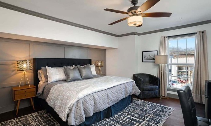 Parkville Apartamento | Stylish King Suite On Main Views Desk+Wifi