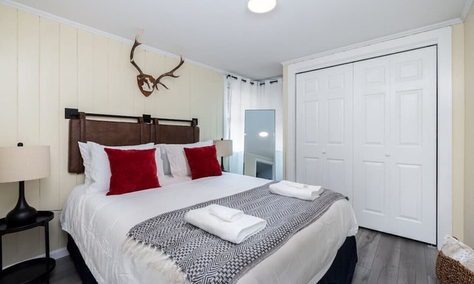 Old Mystic Apartamento | The Avery Flat · Near Mystic, Casinos + USCGA