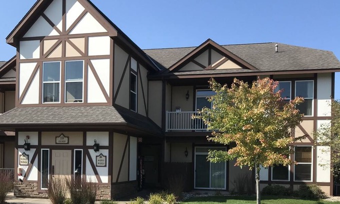 Boyne Falls Complejo | 🌞3-4 Night LaborDay weekend. 2BR 2Bath, kitchen, living & dining room. Sleep 6.