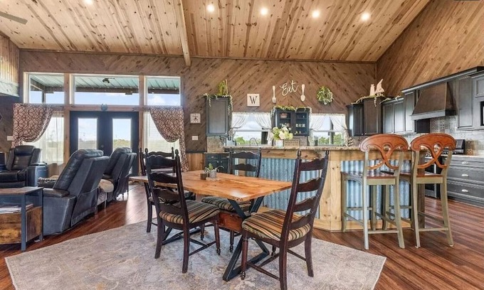 Princeton Otro | Beautiful Country barn PET friendly Home