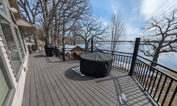 Darwin Casa | Spectacular Lake Manuella Family Retreat. Relaxing and serene lakeshore home!