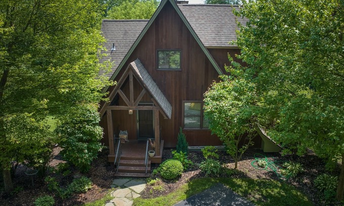 Saratoga Springs Casa | Hidden Gem! Beautiful Deck! Oversized Firepit! Private
