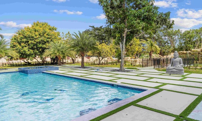 Ludlam Villa | Lake of Dreams / Pool, Jacuzzi / Table Ping Pong
