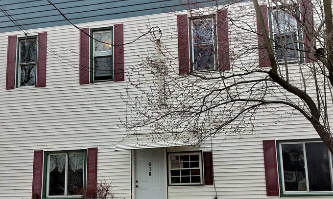 Conneaut Apartamento | Quite residential building with roof access for the eclipse. close to lake Erie