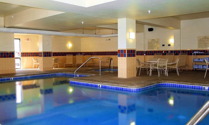 Kingman Casa | Indulge in Comfort: Kingman Stay w/ Pool, Gym, Free Parking & Close to Downtown