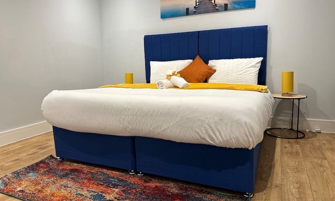 Abbess Roding Casa | The Bishop House for long Stays with Hot tub