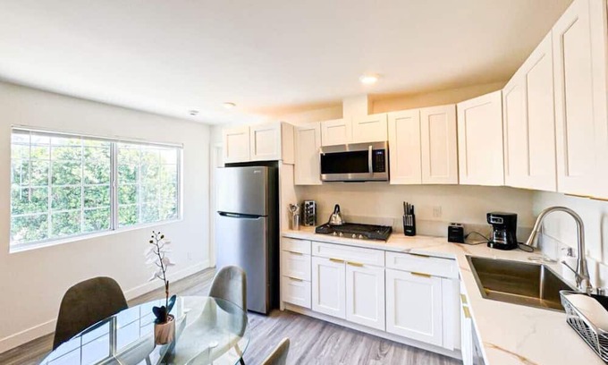 Woodland Hills Casa | Modern Urban Studio In LA - WO3-TOP