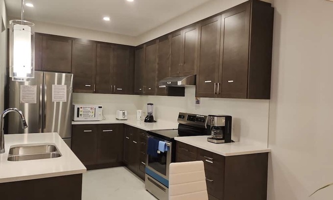 Ottawa Division Casa | New Modern & Classy 4BD/3.5 Bath Townhome|SelfCheck-In+Parking & Kitchen-Kanata