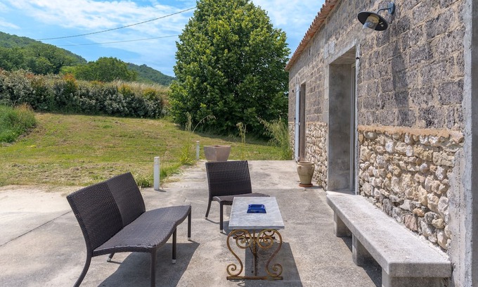 Montjustin Casa | La Bergerie Montjustin gîte with view of the hills, private swimming pool