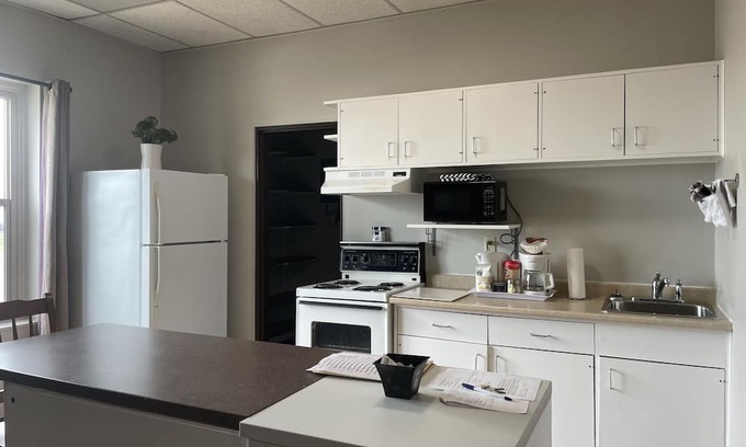 Lloydminster Apartamento | Move in Ready 1 Bedroom and Den with sleeping accomodation Apartment for 2