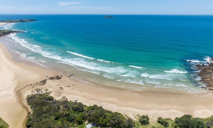 Emerald Beach Casa | Emerald Views 3- Jaw dropping ocean and island views , 200m to beach