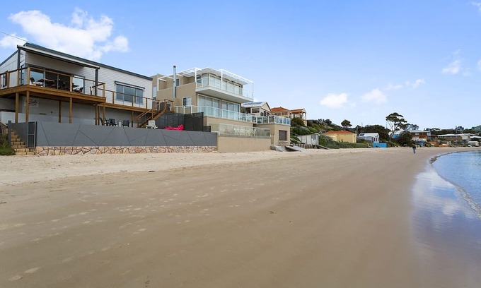Southern Casa | Beachfront! New ktichen, bathroom & laundry