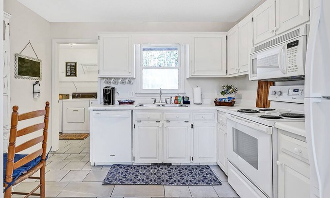 Myrtle Grove Casa | Golden Retreat 3Br/2Bath near Carolina Beach and parks!
