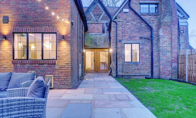 Cleedownton Cabaña | Fairview Cottage - Luxury English Country Cottage with Hot Tub & Pizza Oven